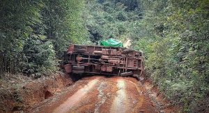 Jalan Rusak, Truk Bermuatan 6,9 Ton Beras Bulog Terguling