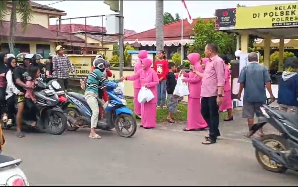 Berkah Ramadhan, Kapolsek Delta Pawan Bersama Ketua Ranting Bhayangkari Bagikan Takjil Gratis Ke Warga