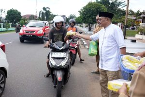 DPRD Ketapang Berbagi Takjil Gratis