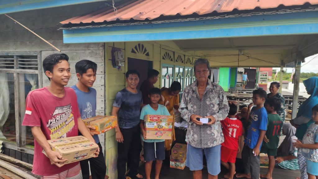 Sisihkan Uang Gajinya, Kades Sukaramai Berbagi Minuman Ringan Kepada Warga