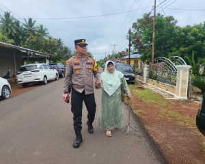 Sikap Mulia Kapolsek MHS, Pimpin Nenek Lansia Berjalan Menuju Sholat Ied