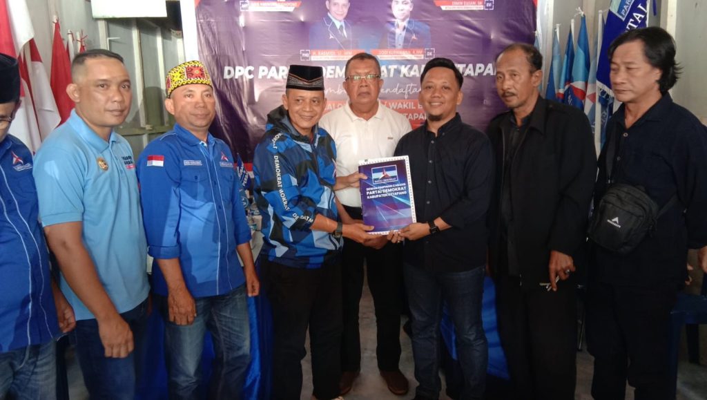 Serius Maju Pilkada Ketapang, Theo Serahkan Formulir Balon Wakil Bupati Ke Partai Demokrat