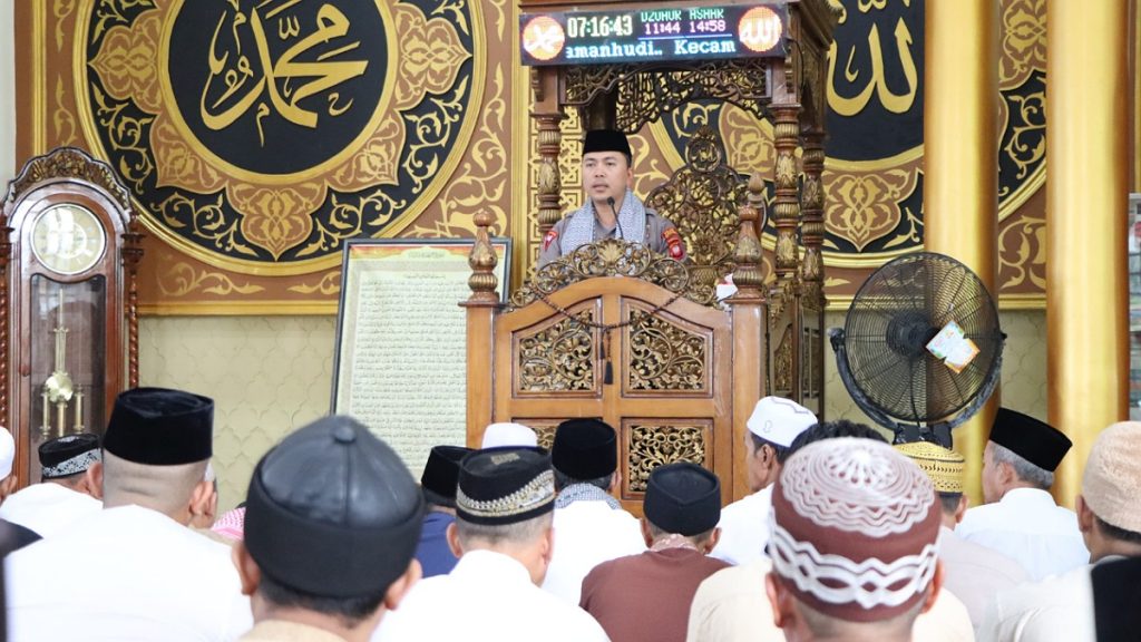 Kapolres Ketapang Jadi Khatib Sholat Ied 1445 H Di Masjid Miftahul Jannah