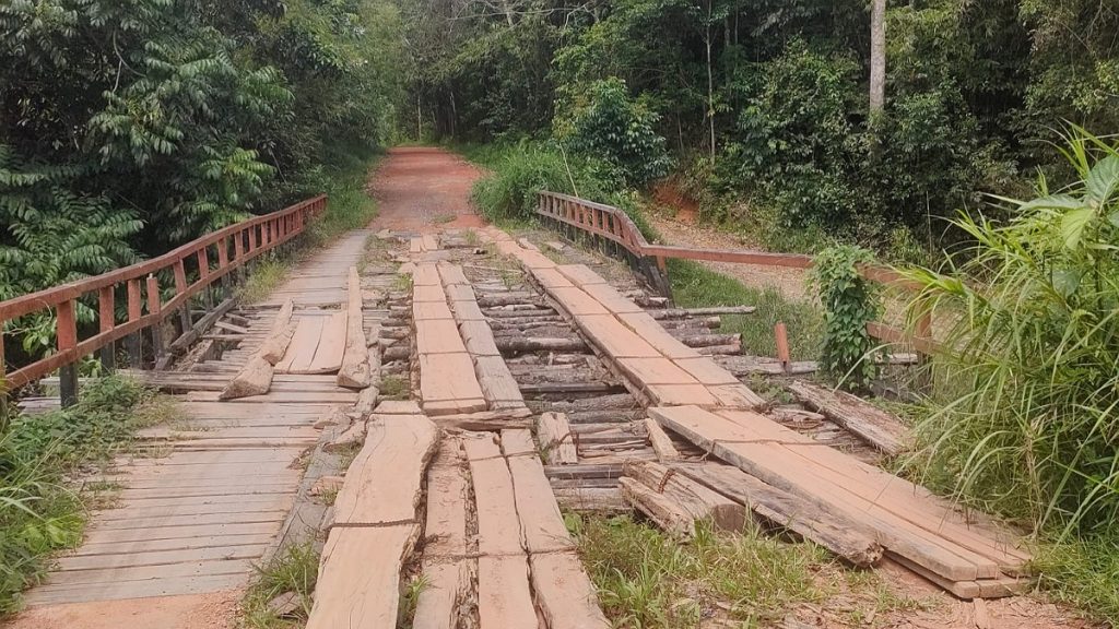 Sejumlah Jembatan Penghubung Antar Desa Di Kecamatan Jelai Hulu Rusak Parah